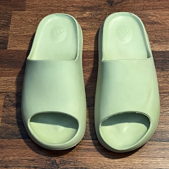 Adidas Yeezy  Slide Green Glow Men’s  size 11 US - Picture 1 of 5